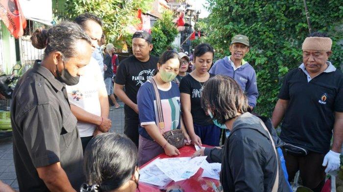Suasana pembelian tabung gas LPG 3 Kg di Pasar Murah Banjar Cemara Agung, Desa Desa Tegal Harum, Denpasar Barat pada Rabu 26 Juli 2023.