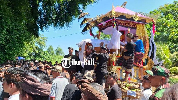 Suasana pengabenan Putu Satria Ananta Rustika di Setra Desa Adat Gunaksa, Kecamatan Dawan, Kabupaten Klungkung, Bali pada Jumat 10 Mei 2024.