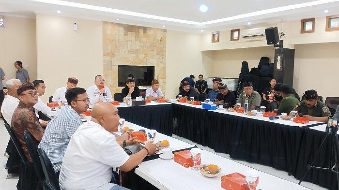 
RAKOR - Suasana Rakor LPG 3 kg wilayah Provinsi Bali yang dihadiri Anggota DPR RI IGN Alit Kelakan, Pertamina Patra Niaga, Hiswana Migas DPC Bali, dan Pemprov Bali di Kantor Cabang PT Pertamina Patra Niaga Denpasar, Kamis (6/2).