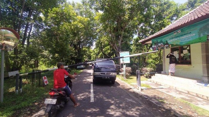 Suasana pintu masuk kawasan TNBB. Portal tersebut sempat dibuka paksa oleh dua oknum warga Desa Sumberklampok saat hari Raya Nyepi.