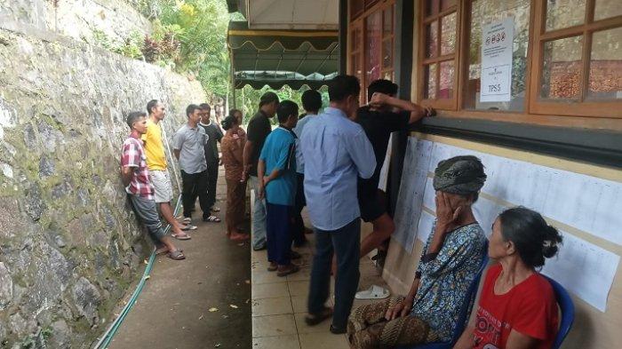 Suasana proses pencoblosan di TPS 5 Desa Pedawa, Kecamatan Banjar, Buleleng, Rabu (14/2). Pemilihan anggota DPRD Buleleng di TPS 5 dan 6 Desa Pedawa terpaksa dihentikan lantaran surat suara tertukar