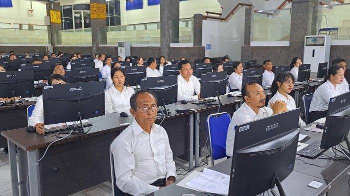 RESAH - Suasana rekrutmen PPPK tahap pertama di Kabupaten Buleleng. Para pegawai kontrak yang telah lolos seleksi PPPK mengaku resah, karena pengangkatan mundur setahun
