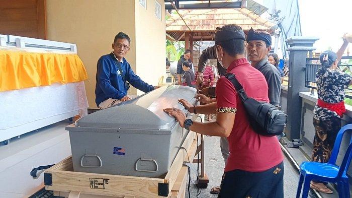 RUMAH DUKA - Suasana saat kedatangan jenazah mendiang PMI asal Jembrana, I Made Arya Budiharta di rumah duka di Lingkungan Sawe, Kelurahan Dauhwaru, Kecamatan Jembrana, Bali, Kamis 30 Januari 2025. Pihak keluarga berencana melakukan ritual pengabenan pada Selasa 4 Februari 2025.