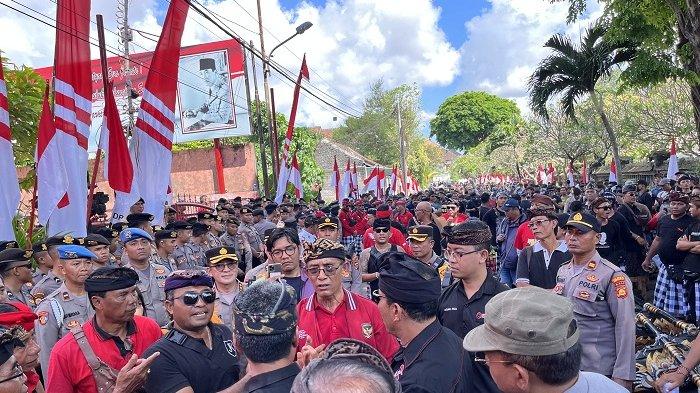 Suasana saat massa berunding di depan Kantor DPD PDIP Bali di Jalan Banteng Baru, Renon, Denpasar Selatan, Kota Denpasar pada Rabu 16 Agustus 2023.