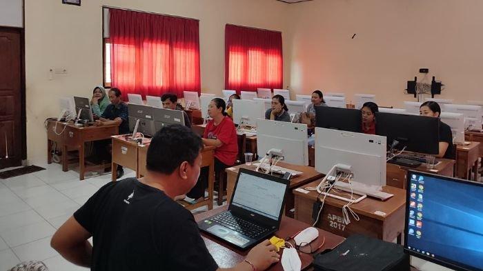 Suasana saat panitia PPDB melakukan verifikasi berkas peserta pada jalur Afirmasi dan Perpindahan Orang Tua di SMPN 1 Negara, Kecamatan Jembrana.