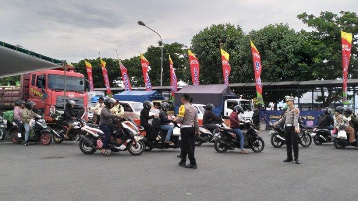 Suasana saat pemudik hendak masuk ke Dermaga MB III di Pelabuhan Gilimanuk, Jembrana saat arus mudik H-6 Lebaran 2024, Kamis 4 April 2024.