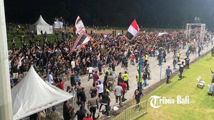 Suasana saat suporter serbu Training Center Bali United untuk beri dukungan saat laga Bali United vs Persib Bandung masih berlangsung, 14 Mei 2024.