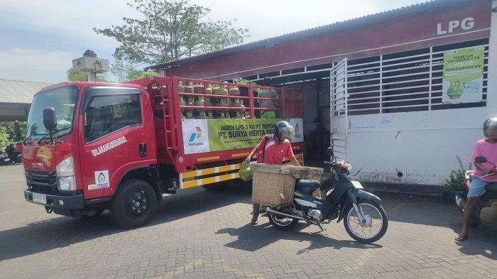 GAS LPG - Suasana saat warga membeli gas LPG 3 kilogram di salah satu pangkalan wilayah Kecamatan Jembrana, Selasa 4 Februari 2025. Dinas Koperasi, UKM dan Perdagangan Jembrana kini tengah menunggu instruksi dari pusat terkait pengecer diizinkan kembali menjual gas LPG 3 kg.