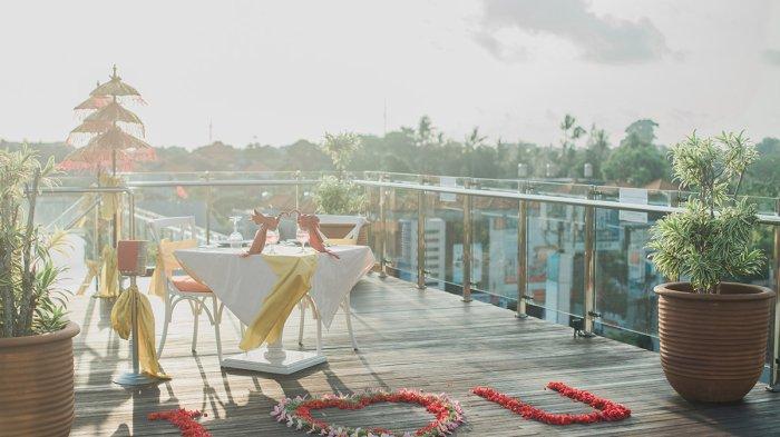 “Sunset Symphony Romantic Dinner” menawarkan perpaduan sempurna antara suasana yang romantis, hidangan istimewa yang dibuat khusus untuk para tamu, serta alunan live music akustik yang menambah kehangatan dalam setiap momen.
