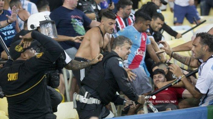 Suporter Argentina bentrok dengan polisi Brasil sebelum dimulainya pertandingan Kualifikasi Piala Dunia 2026 Zona CONMEBOL di Stadion Maracana pada 21 November 2023. DANIEL RAMALHO / AFP