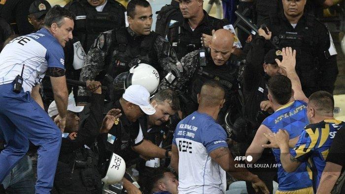 Suporter Argentina bentrok dengan polisi Brasil sebelum dimulainya pertandingan Kualifikasi Piala Dunia 2026 Zona CONMEBOL di Stadion Maracana pada 21 November 2023. CARL DE SOUZA / AFP