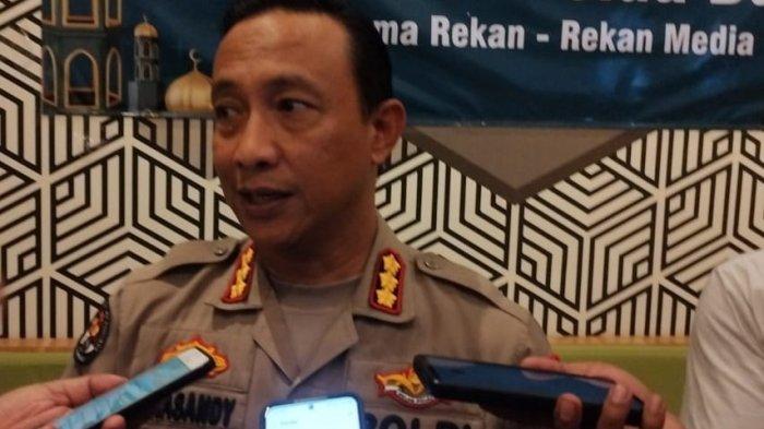 SOSOK - Jasad pria yang berdinas di Bidpropam Polda Bali itu, ditemukan pada Minggu 16 Maret 2025, sekitar pukul 10.00 WITA di bawah jembatan, diduga Aipda AES mengakhiri hidup dengan nekat melompat terjun dari atas jembatan. 

Sebagaimana disampaikan Kepala Bidang Humas Polda Bali, Kombes Pol Aria Sandy saat dikonfirmasi Tribun Bali malam ini mengenai motif almarhum nekat mengakhihri hidupnya.
