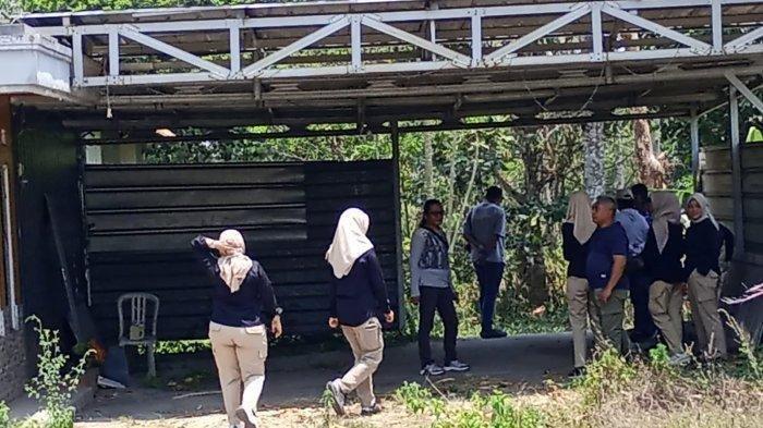 Penyidik Direktorat Kriminal Umum Polda Jabar di TKP pembunuhan Tuti Suhartini dan anaknya, Amalia Mustika Ratu di Jalancagak, Kabupaten Subang, Sabtu 20 Oktober 2023.