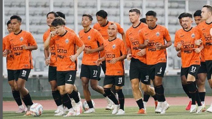 Tampak pemain Persija Jakarta melakukan latihan di komplek lapangan GBK, Jakarta, belum lama ini