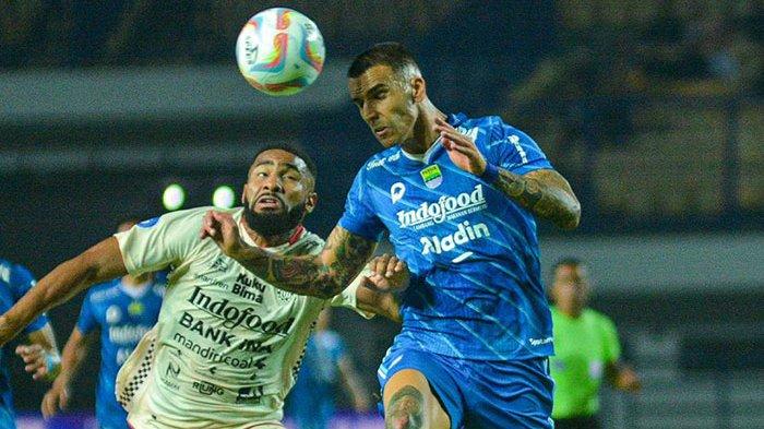 Tampak pemain bek Persib Alberto Rodriguez (kanan) berduel dengan pemain depan Bali United di pekan keenam Liga 1 2023/2024 di Stadion GBLA, Bandung, Kamis 3 Agustus 2023. Dalam pertemuan ini, Persib lagi-lagi gagal memutus rekor buruk saat bertemu Bali United setelah imbang 0-0.