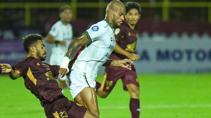 Tampak striker Persib Bandung, David da Silva dibayangi ketat pemain PSM Makassar di laga pekan keempat Liga 1 2023/2024 di Stadion Gelora BJ Habibie, Parepare, Sulawesi Selatan, Sabtu 22 Juli 2023. Persib Bandung kalah 2-4 lawan PSM, Update Klasemen Liga 1 2023/2024: Persija dan Persib Bandung Kompak Tumbang, Klok Cs Huni Zona Merah
