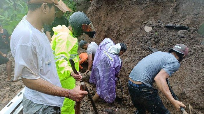 Tanah longsor timpa buruh proyek di Banjar Tarukan, Desa Mas, Ubud, Gianyar, Bali, Senin 9 Desember 2024.