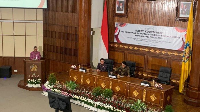 Wakil Gubernur Bali, I Nyoman Giri Prasta, dalam sambutannya saat membuka rapat koordinasi Tim Koordinasi Penanggulangan Kemiskinan (TKPK) Provinsi Bali Tahun 2025 bertempat di Gedung Wiswa Sabha Utama, Kantor Gubernur Bali, Senin 15 Juli 2025. Tanggulangi Kemiskinan Ekstrem, Pemprov Bali Akan Buat Program Bedah Rumah Rp 100 Juta