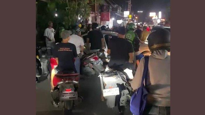 KERIBUTAN - Tangkapan layar keributan WNA yang terjadi di Jalan Pantai Berawa, Badung, Bali pada Jumat 16 Mei 2025 lalu hingga menyebabkan kemacetan.
