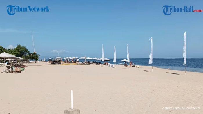 Pantai Bopel menawarkan keindahan alam yang memukau dengan pasir putih lembut dan lautan biru yang jernih.