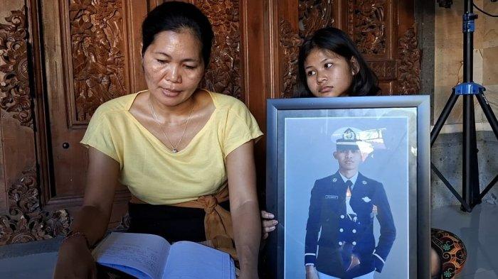 Ibu dari Putu Satria, Ni Nengah Rusmini saat memeluk foto sang putra di ditemui di rumah duka di Desa Gunaksa, Kecamatan Dawan, Klungkung, Rabu 8 Mei 2024 - Temui Banyak Kejanggalan, Ibu Putu Satria Yakin Pelaku Pembunuh Putranya Lebih Dari Satu Orang