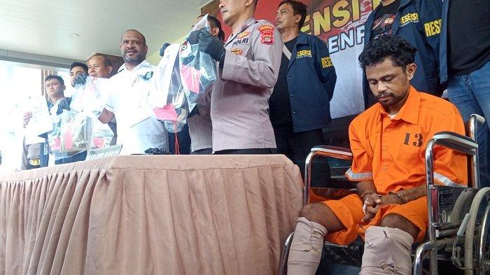 TERSANGKA - Tersangka tindak pidana pencurian dengan kekerasan dan pelecehan seksual Viktorius Ariano Pukul (25) berhasil ditangkap polisi dihadirkan di Polresta Denpasar, pada Senin 19 Mei 2025.