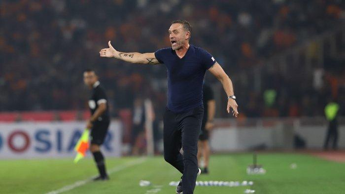 Thomas Dolll memberikan arahan di Laga Persija Jakarta vs PSM Makassar