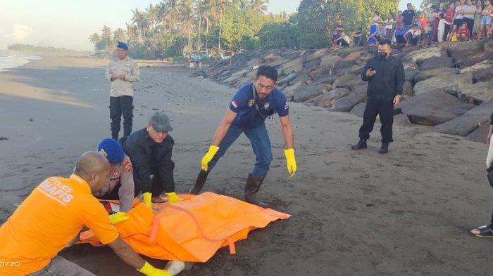 Tim INAFIS Polres Jembrana saat melakukan olah TKP di lokasi penemuan sosok mayat di pinggir Pantai Perancak, Desa Perancak, Kecamatan Jembrana, Sabtu 9 September 2023 pagi.