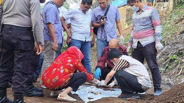 Tim Kepolisian saat mengevakuasi tulang belulang dan mengidentifikasi bahwa tulang belulang yang ditemukan di Kelurahan Tanjung RT 1 RW 4, Kecamatan Purwokerto Selatan, adalah tulang bayi, Kamis (15/6/2023).