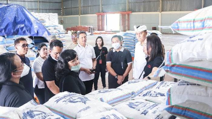 Tim Pengendali Inflasi Daerah (TPID) kabupaten Badung saat melakukan pengecekan stok beras di Gudang Bulog Sepidi beberapa waktu lalu.