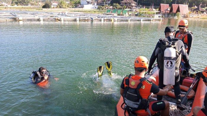 Tim SAR gabungan melakukan pencarian korban tenggelam di Danau Batur. 