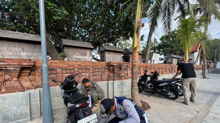 Tim gabungan dari Satpol PP Badung, Polsek Kuta, Dishub Badung dan Lembaga Pemberdayaan Masyarakat (LPM) Kelurahan Kuta melakukan sidak terhadap kendaraan-kendaraan yang parkir di atas trotoar di sepanjang Jalan Pantai Kuta pada Sabtu 16 September 2023.