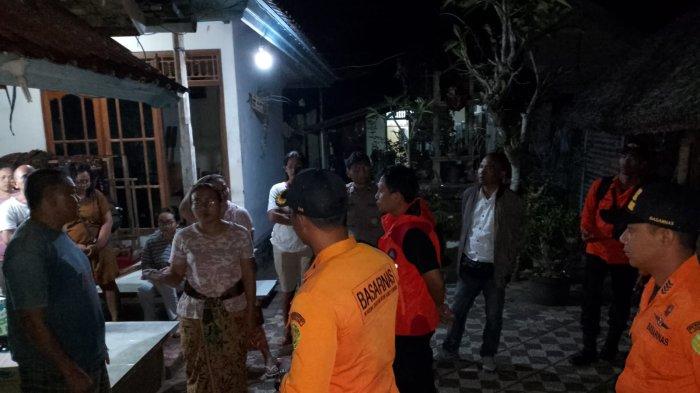 Tim gabungan saat sedang memintai keterangan dari keluarga korban yang hilang, Kamis 21 September 2023 malam  - Seorang Bocah Hilang Misterius, Tim Gabungan akan Mencari ke Hutan di Desa Tenganan Bali