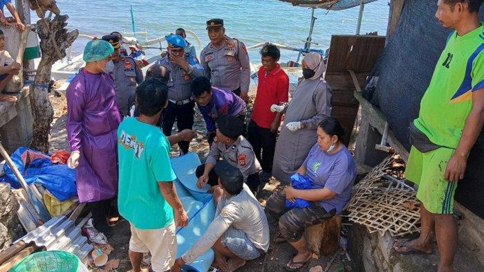 TENGGELAM - Tim medis Puskesmas Buleleng III saat melakukan pemeriksaan jasad Ketut Redi pasca dievakuasi. Guru SDN 1 Kubutambahan itu ditemukan tenggelam saat hendak melukat pada Selasa (29/4/2025).