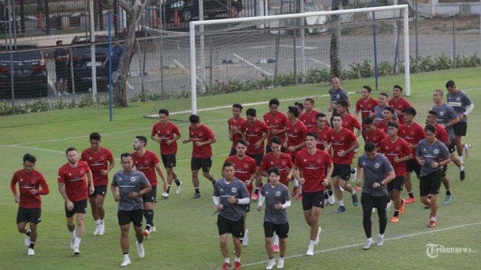 Pesepak Bola Timnas Indonesia mengikuti latihan perdana di Lapangan A Gelora Bung Karno, Jakarta, Senijn (9/10/2023). Latihan tersebut untuk persiapan menghadapi Brunei Darussalam dalam laga kualifikasi Piala Dunia 2026.