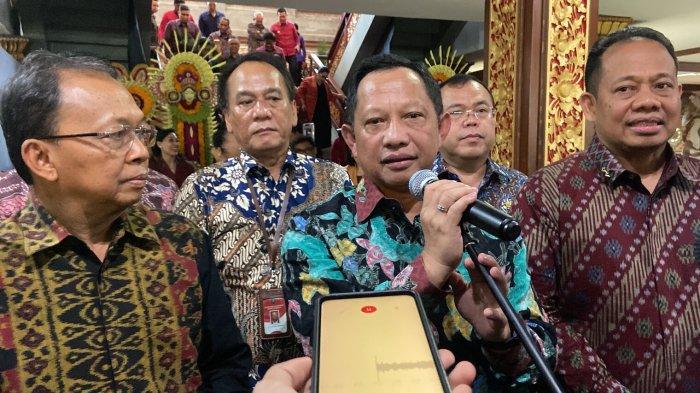 SOSOK - Menteri Dalam Negeri Tito Karnavian (pegang mic) memastikan bahwa pelantikan kepala daerah batal digelar tanggal 6 Februari 2025 mendatang. Alasannya pelantikan kepala daerah akan disatukan antara daerah yang tidak bersengketa dengan daerah yang hasil sengketa Pilkadanya ditolak Mahkamah Konstitusi (MK) atau (dismissal). 