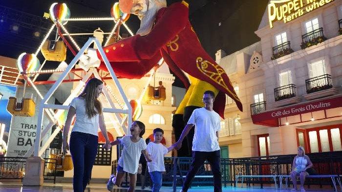 Wisatawan berwisata ke Trans Studio Bali.