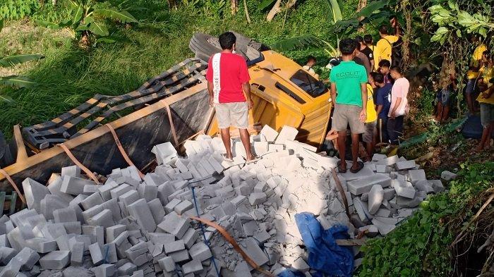 TERGULING - Truk bermuatan bata ringan terguling akibat jalan amblas yang menewaskan Suyono (44) di Jalan By Pass IB Mantra, Denpasar, Bali.
