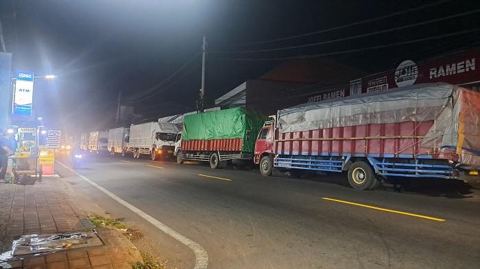 PARKIR - Truk bertonase besar memenuhi pinggir jalan Ahmad Yani untuk parkir, sembari menunggu waktu untuk melakukannya perjalanan, Kamis 6 Juli 2025.