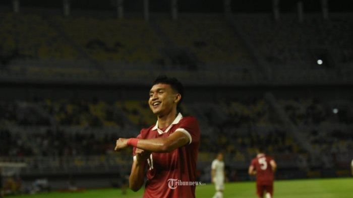 TIMNAS INDONESIA - Timnas Indonesia (jersey merah) menjamu Turkmenistan di Stadion Gelora Bung Tomo (GBT) Surabaya, Jumat (8/9/2023) malam. Dendy Sulistyawan (11) melakukan selebrasi usai mencetak gol pada babak pertama.