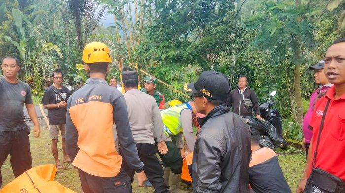 Evakuasi korban - UPDATE: Ini Identitas WNA Perempuan Korban Tertimpa Longsor di Villa Yeh Baat Jatiluwih