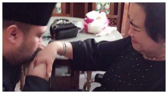 Unggahan Instagram Didi Mahardika saat mencium tangan ibunya, Rachmawati Soekarnoputri. Terbaru, Didi Mahardika mengaku akan meneruskan perjuangan almarhumah Rachmawati Soekarnoputri yang meninggal dunia pada Sabtu (3/7/2021). Instagram @mahardhika_soekarno