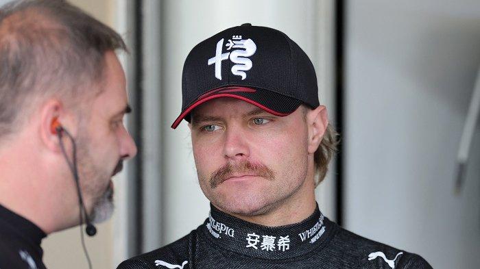 Pembalap Alfa Romeo asal Finlandia, Valtteri Bottas, terlihat di pit pada sesi latihan pertama Grand Prix Formula Satu Abu Dhabi di Sirkuit Yas Marina di kota Emirat pada 24 November 2023.