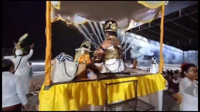 Tangkapan layar kembang api meletus saat sulinggih tengau mapuja - Viral Video Kembang Api Saat Sulinggih Sedang Mapuja, Diduga di Pantai Berawa, PHDI Bali Telusuri