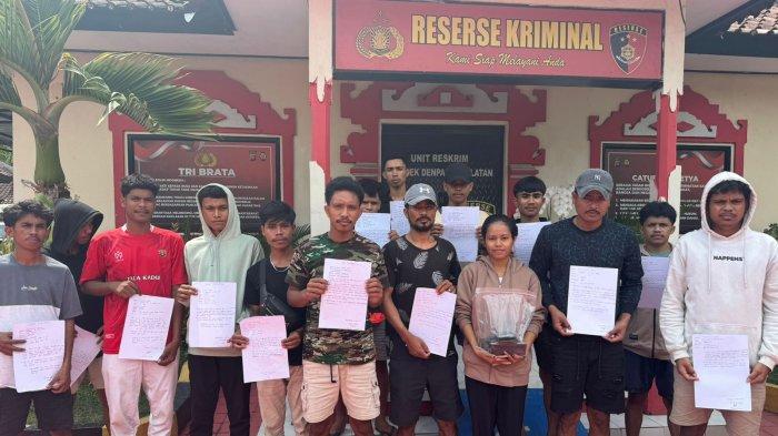 Belasan anak muda asal NTT yang hendak membuat keributan diamankan ke Polsek Denpasar Selatan - Viral Warga Sanur Amankan Warga NTT, Hendak Rusuh Bawa Sajam, 1 Pelaku Ditahan, Belasan Dipulangkan