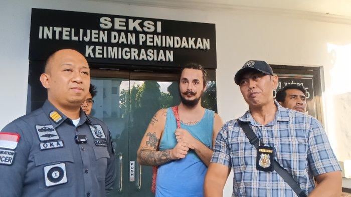 Kasubsi Penindakan Imigrasi Denpasar, I Made Oka Pradyana saat memberikan keterangan mengenai pendeportasian terhadap MZ Warga Negara asal Amerika.(Tribun Bali/Zaenal Nur Arifin)