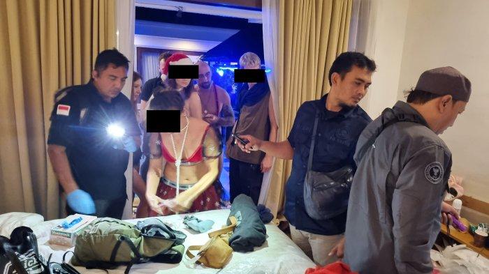 Petugas operasi gabungan melakukan penggeledahan di villa dan THM di kawasan Canggu Bali - Heboh! WNA Didapati Pesta Asusila dan Narkotika di Canggu Bali, BNNP: 7 Orang Positif Benzo