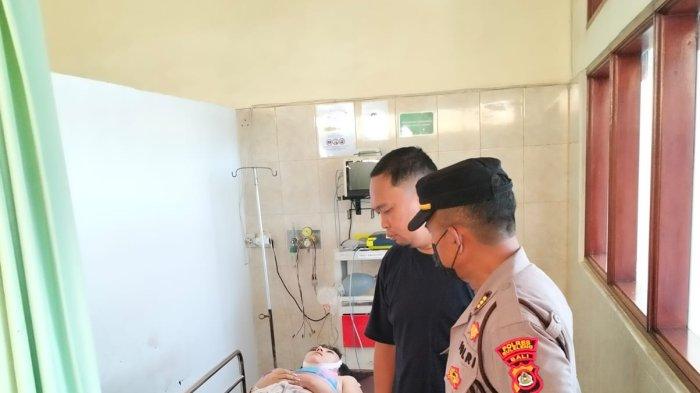 Polisi saat melihat kondisi jenazah Lu Furong, WNA asal China yang tewas tenggelam saat melalukan aktivitas snorkeling di Pantai Celuk Buluh, Desa Kalibukbuk, Kecamatan Buleleng, Minggu 5 Mei 2024
