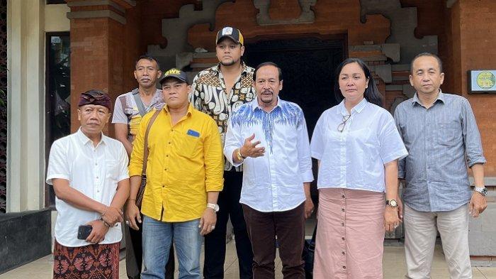 Wakil Ketua Bidang OKK (Organisasi, Kaderisasi, dan Keanggotaan) DPD Golkar Bali Dewa Made Suamba Negara (tengah, kemeja putih). Tegaskan perkelahian dua bacaleg Golkar Klungkung tak berkaitan dengan Pemilu 2024.