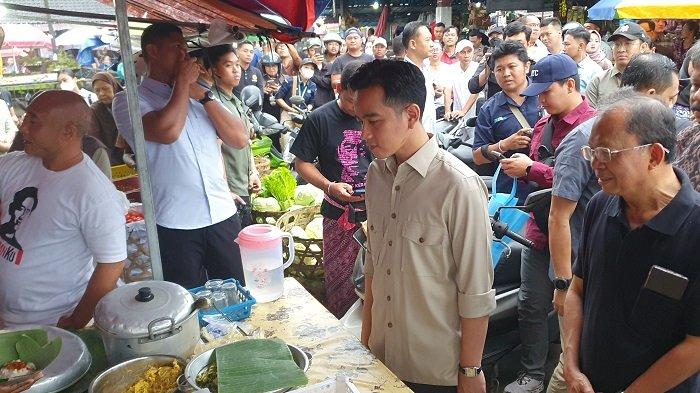 

KUNJUNGI PASAR – Wakil Presiden (Wapres) Gibran Rakabuming Raka saat berkunjung ke Pasar Dauh Pala, Tabanan, sekaligus mengecek harga sembako dan menyapa sejumlah pedagang, Sabtu 5/7). 